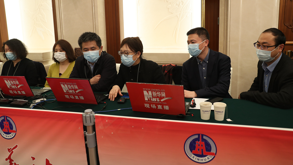 新華網記者在現(xiàn)場做直播準備工作