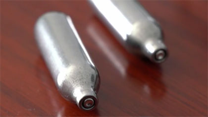 危險的&ldquo;笑氣&rdquo;  醫(yī)生：吸食&ldquo;笑氣&rdquo;可致窒息