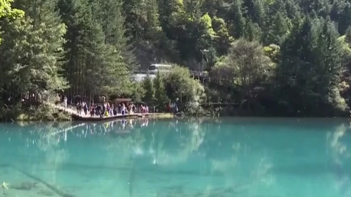 四川九寨溝：&ldquo;補(bǔ)妝&rdquo;后迎游客最大承載量