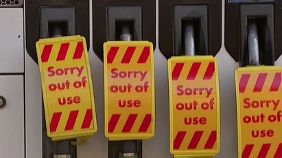 英政府派軍人運(yùn)油 多地&ldquo;油荒&rdquo;仍持續(xù)