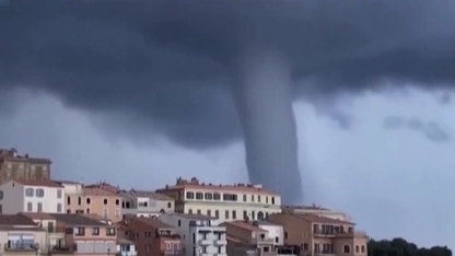 科西嘉島海岸出現(xiàn)&ldquo;龍吸水&rdquo;