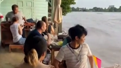 因禍得福 泰國(guó)&ldquo;泡水&rdquo;餐廳生意火爆