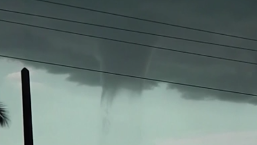 古巴海岸出現(xiàn)罕見&ldquo;水龍卷&rdquo;現(xiàn)象