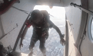 中國(guó)海軍：海上跳傘 蛟龍突擊隊(duì)錘煉全域作戰(zhàn)能力