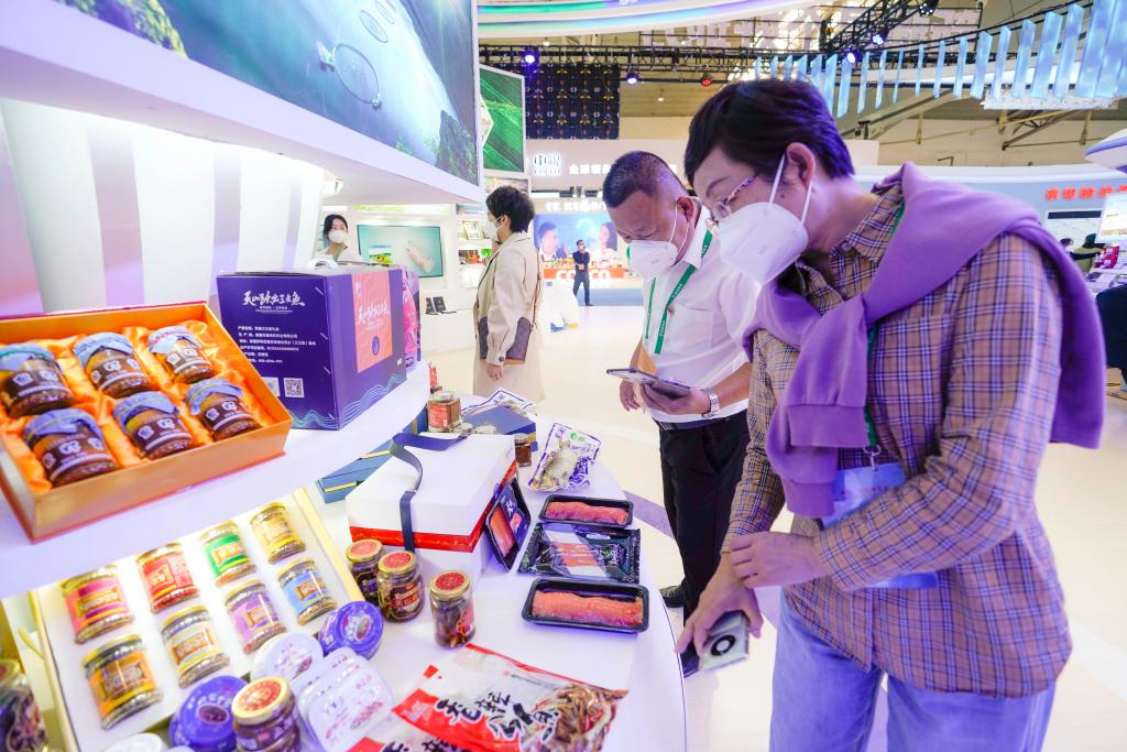 新華全媒+丨中外參展企業(yè)匯聚中國-亞歐博覽會