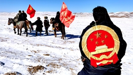 青?，敹喾ㄔ焊删?0多年扎根高原司法為民