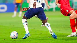 不為人知的細節——好好的足球襪為啥剪破洞?