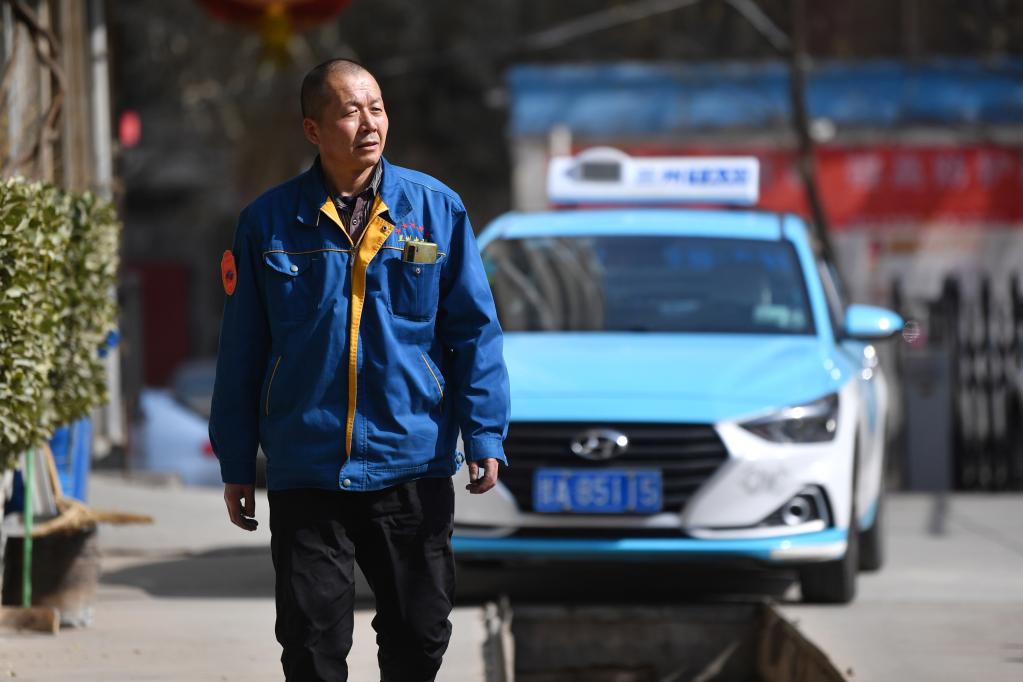 新華全媒+丨&ldquo;雷鋒的哥&rdquo;守護車輪上的溫暖